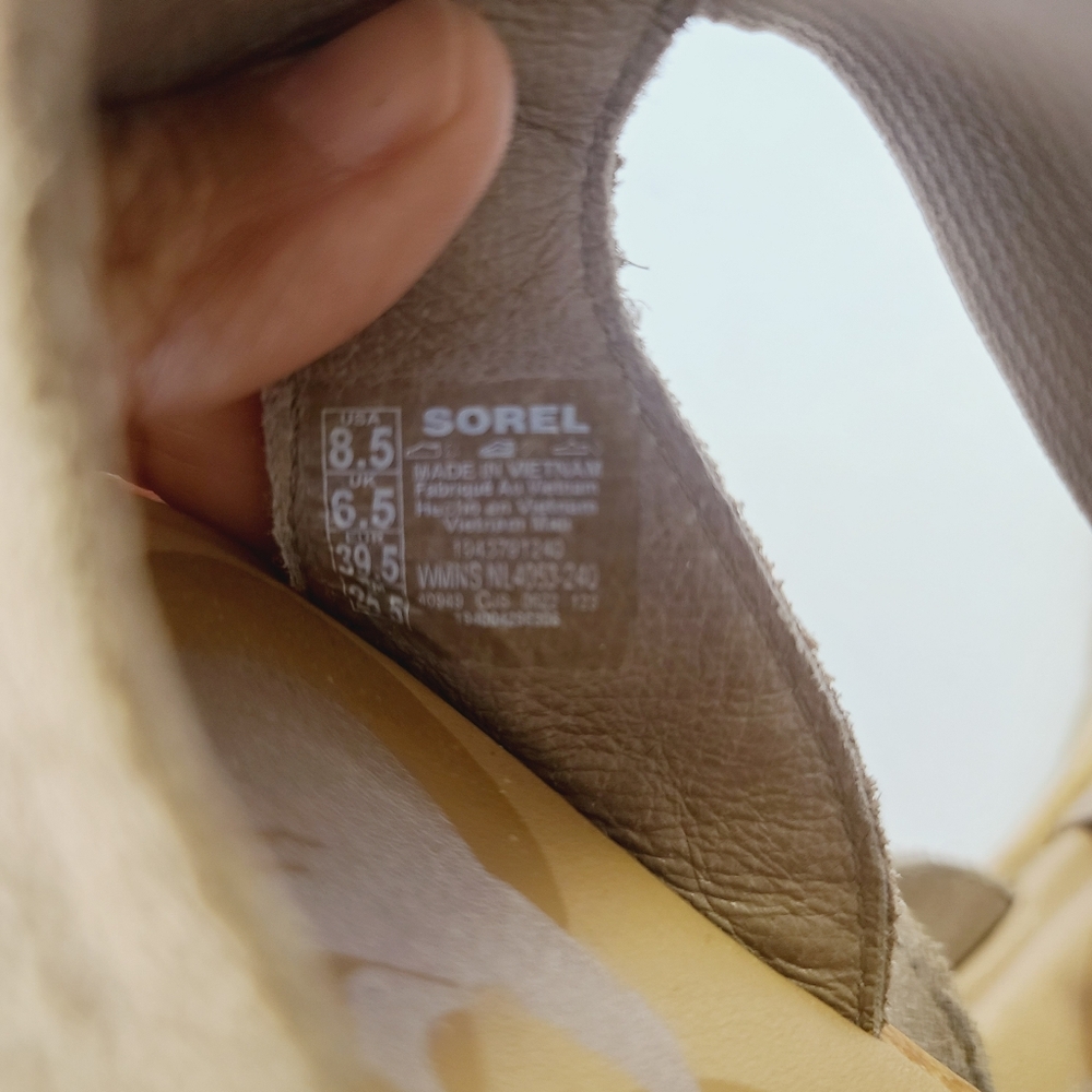 Sorel Tan and Gold Sandal Size 8.5 - Picture 5 of 5
